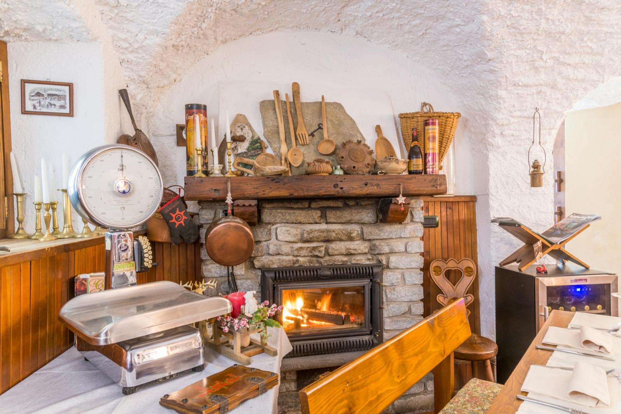 La Placette - Albergo Diffuso E Trattoria Usseaux Екстериор снимка