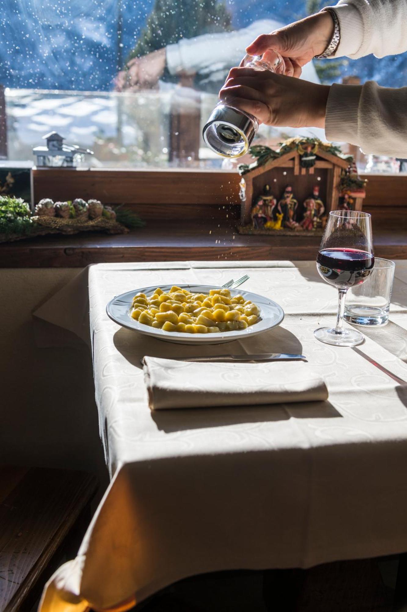 La Placette - Albergo Diffuso E Trattoria Usseaux Екстериор снимка